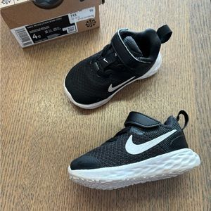 NIKE REVOLUTION 6 NN (TDV) SIZE 4c